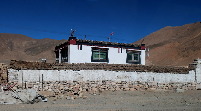 Типичный дом тибетцев – на заборе сушатся лепешки из навоза яка
