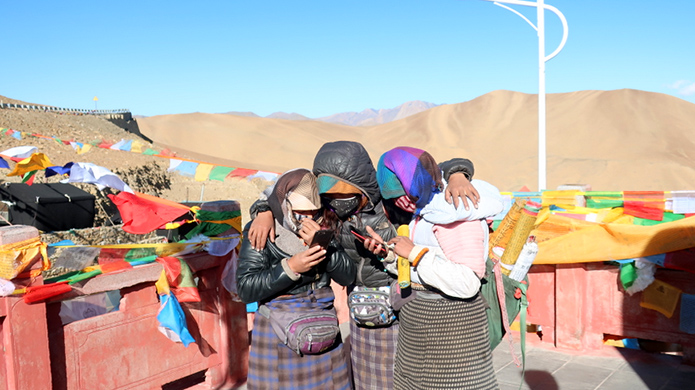 Женщины на одном из перевалов продают туристам молитвенные буддистские флажки