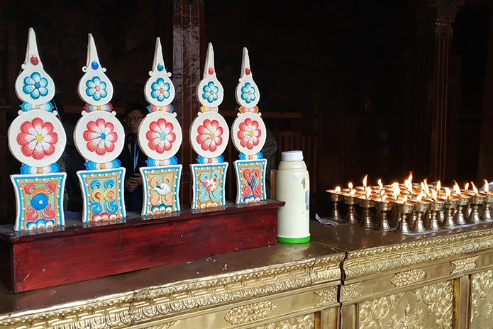 Ритуальные фигурки из масла яка, раскрашенные красками, и все свечи в храмах горят на масле яка, которое подливают из термоса