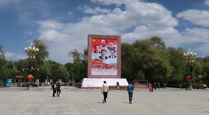 На постере в самом видном месте изображение пять лидеров коммунистического Китая в разное время: Мао Цзэдун, Хуа Гофэн, Дэн Сяопин, Ху Цзиньтао, Си Цзиньпин