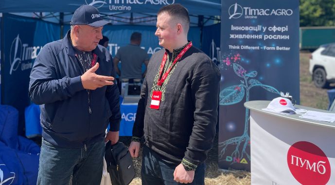Керівник ФГ «Томилівське» та ТОВ «Земля Томилівська» Сергій Вахній з керівником кредитного підрозділу Київського регіону банку ПУМБ Антоном Пізенцалі