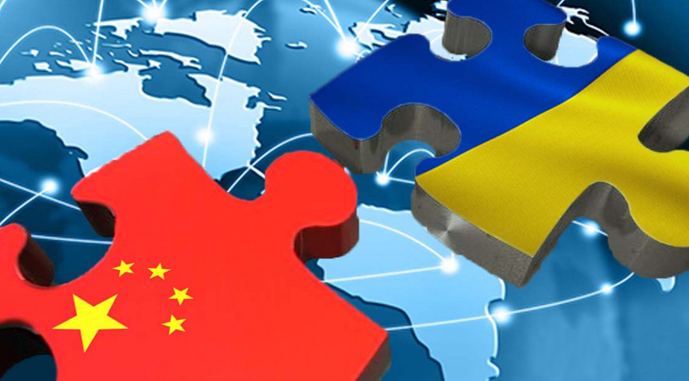 Пазли з прапорами: Червоний пазл із зірками (Китай) та синьо-жовтий (Україна) зображені так, ніби вони намагаються з'єднатися або є частинами однієї системи. Це символізує пошук точок дотику в економіці, дипломатії та геополітиці. Глобус на фоні: Схематичне зображення Землі з цифровими лініями зв'язку підкреслює глобальний характер цих відносин та їхній вплив на світову арену.