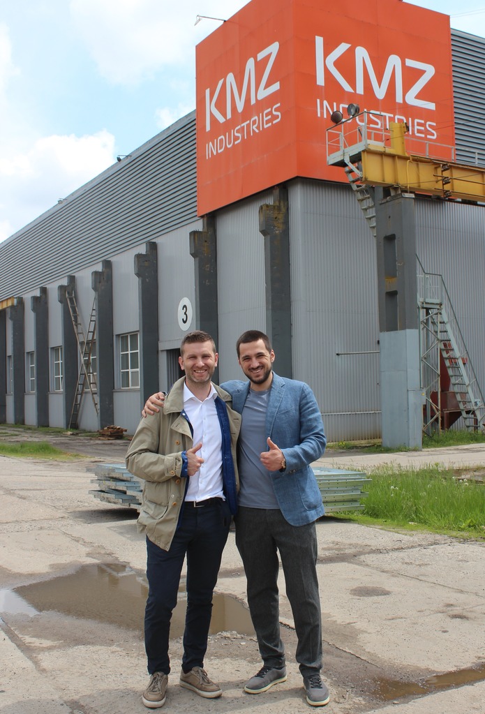 Андрій Носок і Данило Шуфані на виробничих потужностях KMZ Industries в Карлівці.
