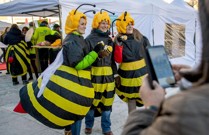 Активисты, одетые как пчелы, стоят на площади Мариенплац в Мюнхене, Германия, во время акции по запуску петиции «Спасите пчел», фото: nationalgeographic.com