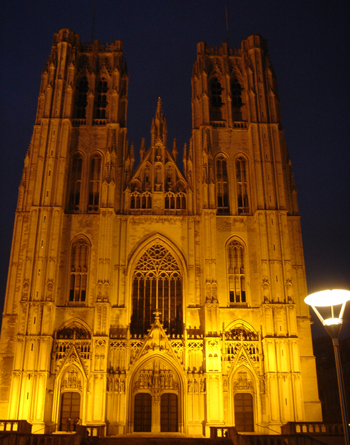 Центральный Собор Брюсселя Saints-Michel-et-Gudule в вечернем свете