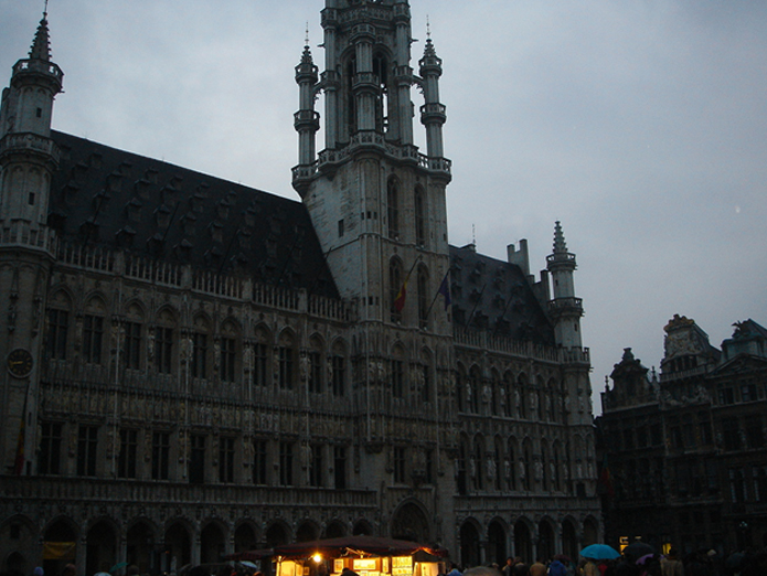 Здание Ратуши на центральной площади Grand Place